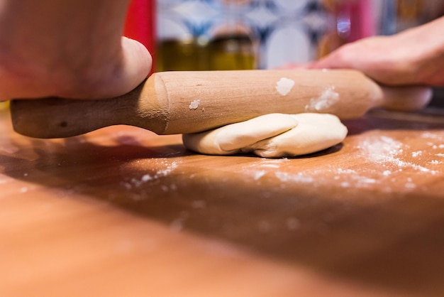 Preparare aluat — mâini lucrând